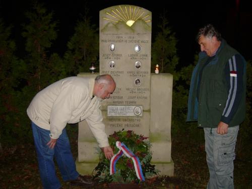 Položení věnce k pomníčku padlých vojínů 2009